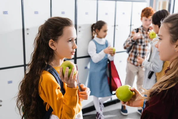 Μαθήτριες Που Κρατούν Μήλα Κοντά Συμμαθητές Τους Θολή Φόντο Στο — Φωτογραφία Αρχείου
