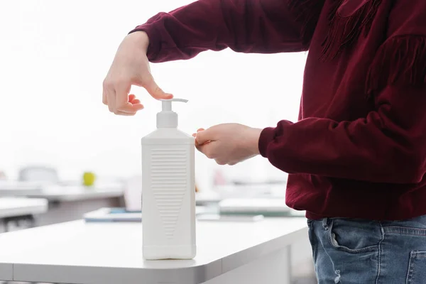 Ausgeschnittene Ansicht Von Schulkind Das Händedesinfektionsmittel Der Schule Anwendet — Stockfoto