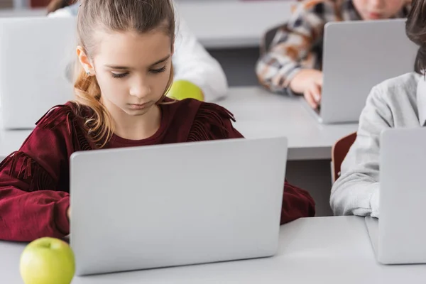 Schoolgirl Sitting Laptop Apple Lesson Classroom — Stock Photo, Image