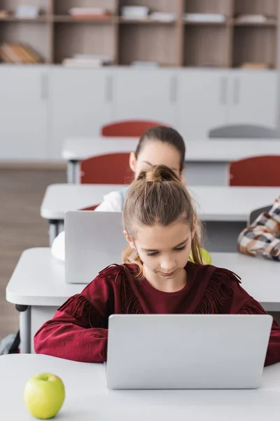 Girl Using Laptop Lesson Classmates Blurred Background — Stock Photo, Image