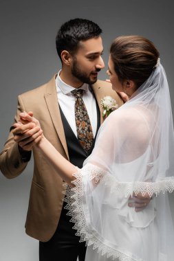 Gelinle dans eden Arap damat. Gri renkte gelinlik giymiş. 