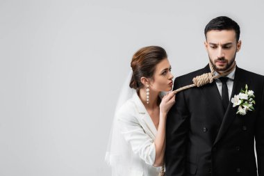 Gri renkte izole edilmiş üzgün Arap damadın boynunda gelin düğümü var. 