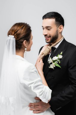 Boyun düğümlü Arap damat. Gri renkte gelin. 