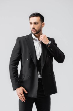 Zarif müslüman adam yakasını düzeltirken yüzünü gri renge çeviriyor.