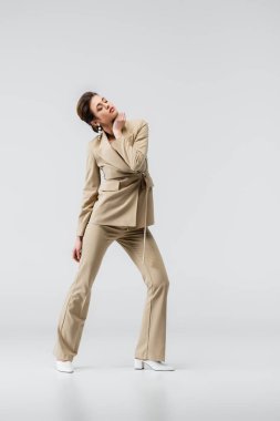 Şehvetli bir kadının boynu griye yakın, gözleri kapalı poz verişi.