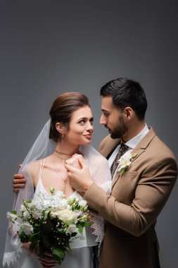 Mutlu ırklar arası yeni evliler Griler 'de birbirlerine bakıyorlar.