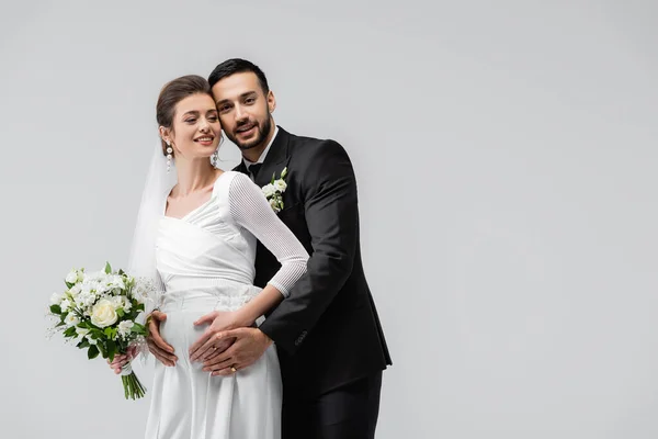 Sorrindo Noiva Grávida Perto Noivo Muçulmano Isolado Cinza — Fotografia de Stock