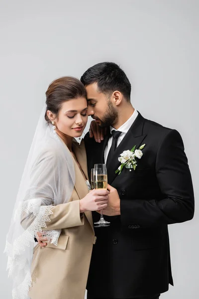 Gelukkig Interraciale Pasgetrouwde Paar Met Champagne Glazen Geïsoleerd Grijs — Stockfoto