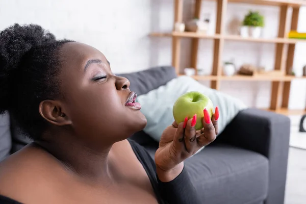African American Size Woman Closed Eyes Holding Green Apple — Stock Photo, Image