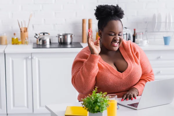 Feliz Afroamericano Más Freelancer Tamaño Con Mano Levantada Usando Ordenador — Foto de Stock