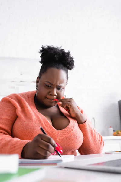 Pensoso Afroamericano Size Donna Utilizzando Scrittura Notebook — Foto Stock