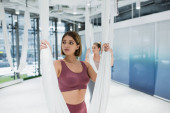 Fit žena dívá pryč během cvičení jógy 
