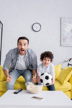 Müslüman adamın oğluyla futbol maçı izlerken kazandığı jesti karşısında hayrete düştüm.