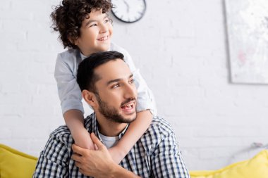 Mutlu Arap çocuk ve babası eve bakmıyor.