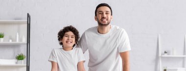 Banyoda dişlerini gösteren Arap adam ve çocuk, afiş. 