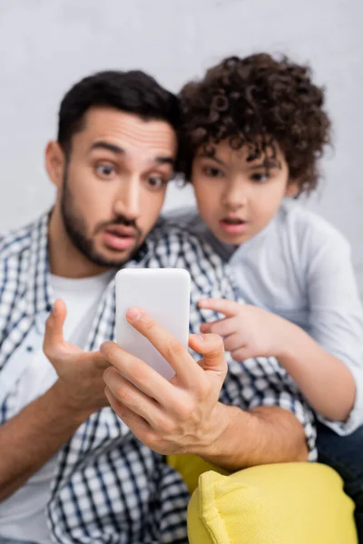 Здивована Арабська Дитина Батько Вказують Мобільний Телефон Розмитому Фоні — стокове фото