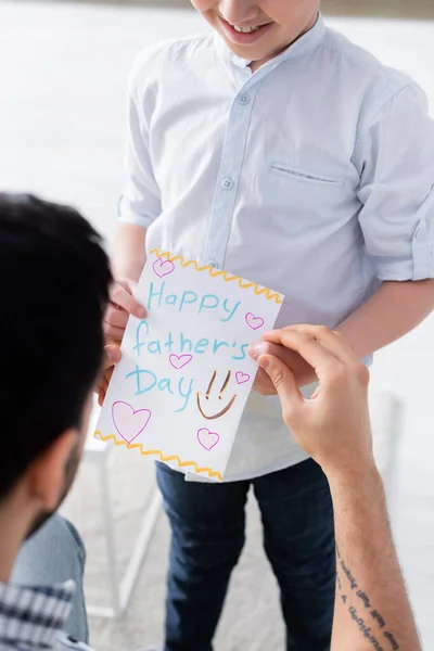 Cropped View Smiling Kid Holding Happy Fathers Day Card Dad — Stock Photo, Image