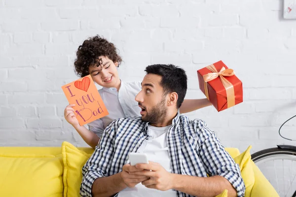 Musulmán Chico Celebración Amor Usted Papá Tarjeta Presente Cerca Asombrado — Foto de Stock