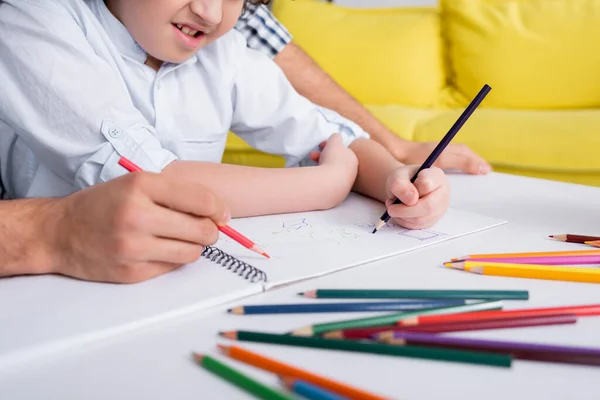 Vue Partielle Dessin Père Fils Carnet Croquis Avec Crayons Avant — Photo