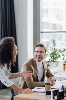 Pozitif ırklar arası iş adamları ofiste birlikte çalışıyorlar. 