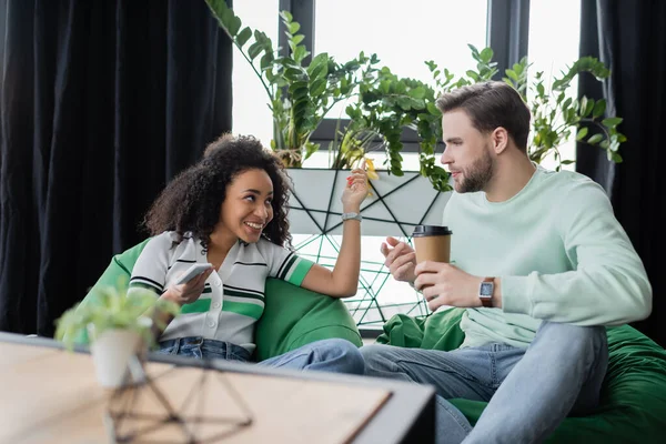 Glada Mångkulturella Affärspartners Talar Medan Sitter Säcken Stolar — Stockfoto