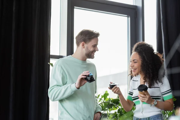 Opgewonden Multiculturele Zakenmensen Die Automatische Postzegels Aan Elkaar Tonen — Stockfoto