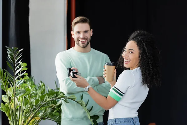 Ung Affärsman Står Med Korsade Armar Nära Skrattande Afrikansk Amerikansk — Stockfoto