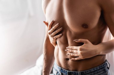 Genç bir kadının evde şehvetli bir erkek arkadaşa dokunduğu görüntüler. 