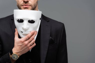 Gri renkte yüz maskesi takan işadamı görüntüsü