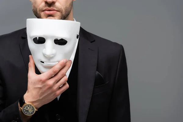 Przycięty Widok Biznesmena Trzymającego Maskę Szarości — Zdjęcie stockowe