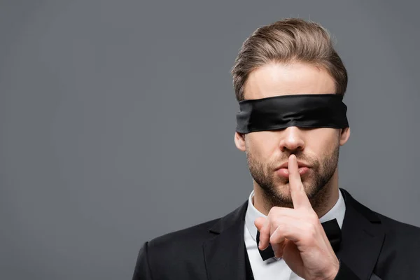 Hombre Negocios Con Los Ojos Vendados Mostrando Signo Silencio Aislado — Foto de Stock