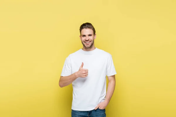 Uomo Sorridente Con Mano Tasca Che Mostra Come Giallo — Foto Stock