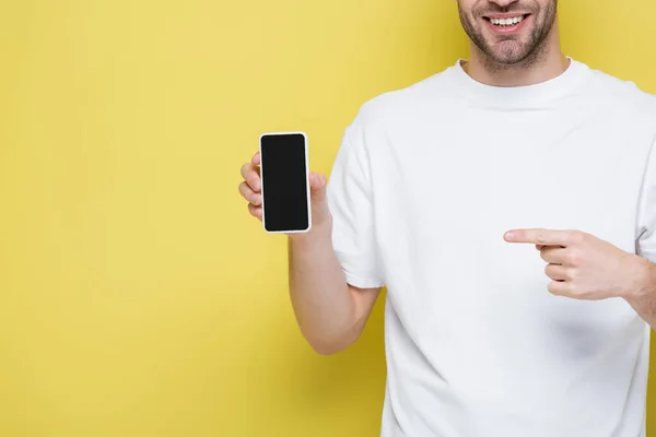 Visão Parcial Homem Alegre Apontando Para Smartphone Com Tela Branco — Fotografia de Stock