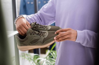 Afro-Amerikan gösteri salonunun spor ayakkabısı sahibinin kırpılmış görüntüsü 