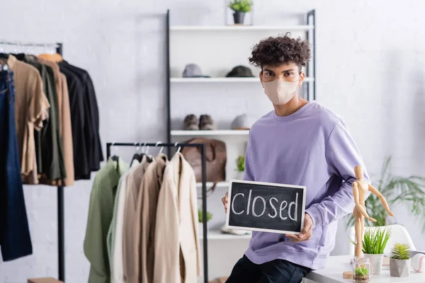 African American Owner Showroom Protective Mask Holding Chalkboard Closed Lettering — Stock Photo, Image