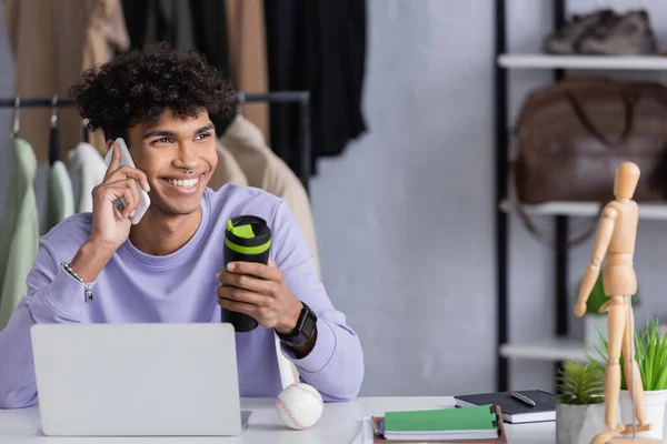 Feliz Africano Americano Pequeno Empresário Proprietário Falando Celular Segurando Copo — Fotografia de Stock