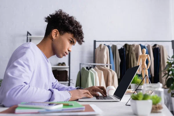 Oldalnézet Afro Amerikai Bemutatóterem Tulajdonosa Laptop Közelében Notebook Elmosódott Előtérben — Stock Fotó