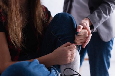 Depresyondaki genç kızla el ele tutuşan psikolog görüşü. 