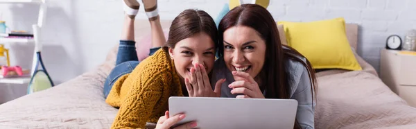 Positive Mother Teenage Girl Watching Movie Laptop Bedroom Banner — Stock Photo, Image