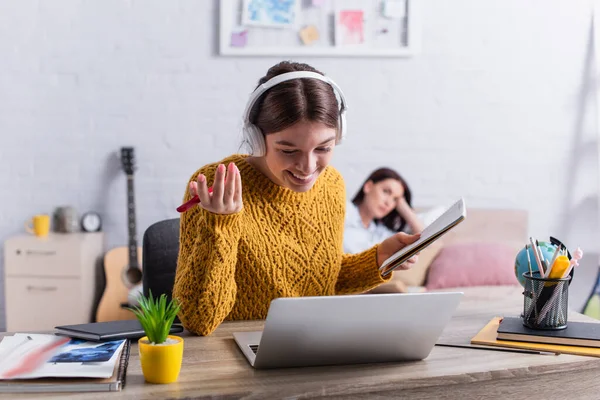 Felice Ragazza Adolescente Cuffie Wireless Con Notebook Penna Vicino Computer — Foto Stock