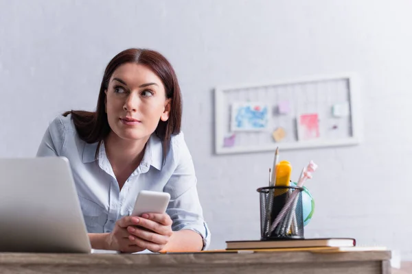 Mulher Tomando Smartphone Enquanto Esgueirar Local Trabalho — Fotografia de Stock