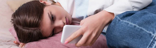 Trauriges Teenager Mädchen Liegt Auf Dem Bett Und Benutzt Smartphone — Stockfoto