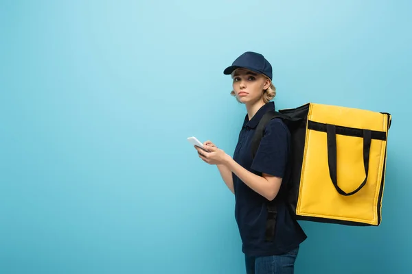 Mensajero Molesto Que Sostiene Teléfono Inteligente Mientras Lleva Bolso Termo — Foto de Stock