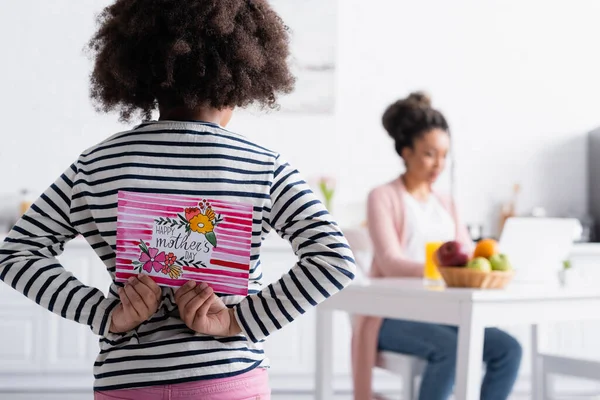 Vista Posterior Del Niño Afroamericano Sosteniendo Tarjeta Del Día Las —  Fotos de Stock