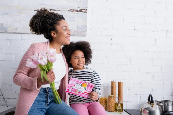 Feliz Africano Americano Mujer Chica Con Feliz Madres Día Tarjeta — Foto de Stock