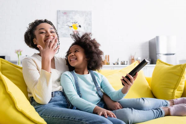 Riéndose Africana Americana Mujer Viendo Comedia Con Hija Casa — Foto de Stock