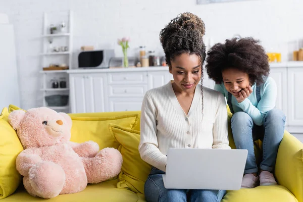 Gelukkig Afrikaans Amerikaans Meisje Buurt Van Moeder Werken Laptop Thuis — Stockfoto