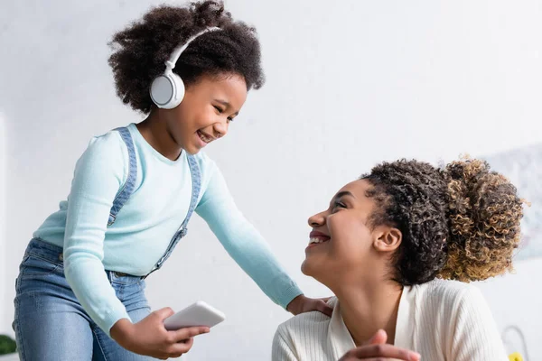 Niño Americano Africano Alegre Los Auriculares Que Sostienen Teléfono Inteligente —  Fotos de Stock