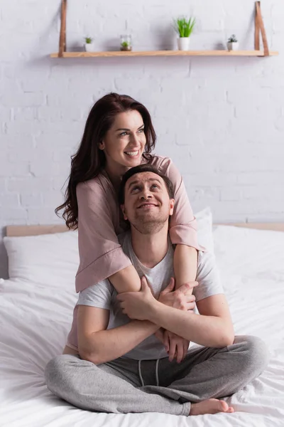 Mulher Morena Feliz Abraçando Marido Cama — Fotografia de Stock