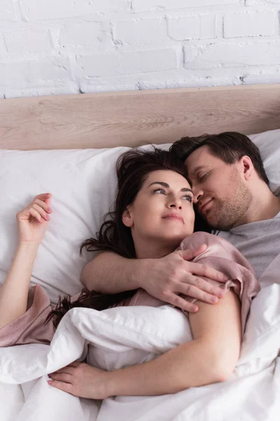 Vista Alto Angolo Dell Uomo Che Abbraccia Moglie Sul Letto — Foto Stock